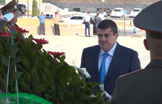Араик Арутюнян посетил городской мемориал Степанакерта по случаю Дня Республики Арцах