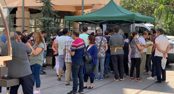 ПЦР-тестирование дважды в месяц или вакцинация: сотрудников каких сфер это коснется