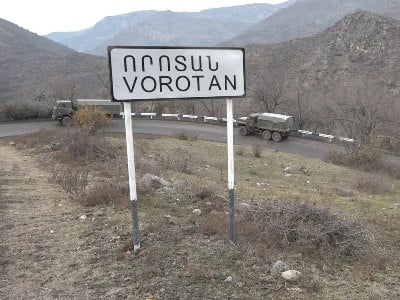 Денег не требовали, но вели себя нагло: Азербайджанцы обыскали армянскую машину