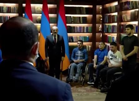 Пашинян посетил Дом солдата и вместе с защитниками Отечества минутой молчания почтил память павших героев
