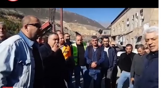 Сотрудники Зангезурского медно-молибденового комбината проводят акцию протеста