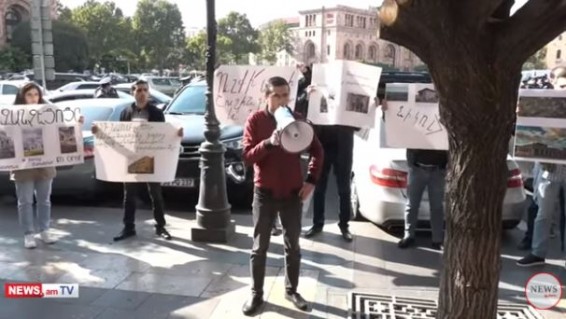 Полицейские подвергли приводу протестующего молодого члена АРФД прямо во время интервью