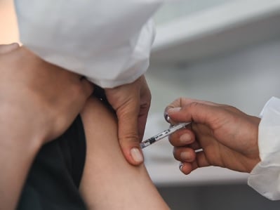 В Армении не вакцинированные граждане за лечение COVID–19 с декабря могут начать платить до 1600 долларов