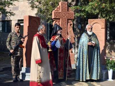 Աբովյան քաղաքի Վիկտոր Համբարձումյանի անվան թիվ 10 դպրոցում 44 -օրյա պատերազմում 14 զոհվածների հիշատակին խաչքար է բացվել