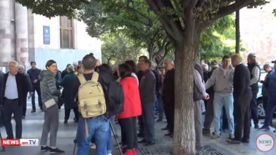 Арцахцы проводят акцию протеста у здания правительства Армении