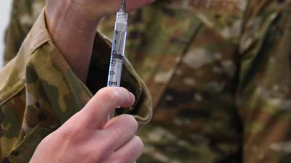 Адвокат: Военным дали время – они должны либо вакцинироваться, либо подать рапорт об увольнении