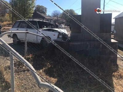 Վայոց Ձորի մարզում «ՎԱԶ 2104»-ը բախվել է Հայրենական մեծ պատերազմի զոհերի հուշարձանին, կա 4 վիրավոր