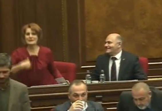 Երբ Գալուստ Սահակյանը հայտարարեց ԱԺ արտահերթ նիստի ավարտի մասին`Հեղինե Բիշարյանը խաչակնքվեց