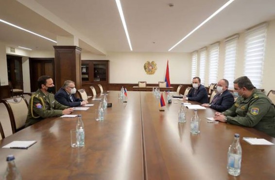 ՀՀ պաշտպանության նախարարն ընդունել է Չեխիայի դեսպանին