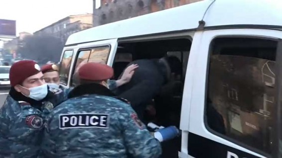 «էս ակցիան ուղղված է թուրքերի դեմ». Ոստիկանները քաշքշելով բերման ենթարկեցին Արշակունյաց պողոտան փակած քաղաքացիներին