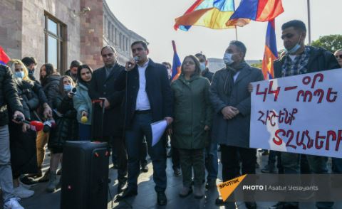 Требуем от премьера представить содержание документа: акция перед зданием правительства