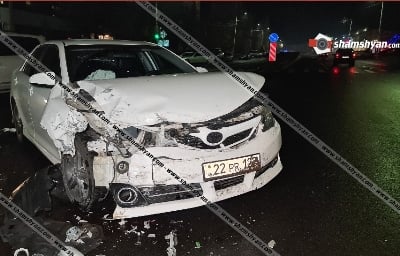 Աբովյանում բախվել են Toyota Camry-ն և ոստիկանական Chevrolet-ն, վերջինս հարվածել է երթևեկությունը կարգավորող ցուցանակին