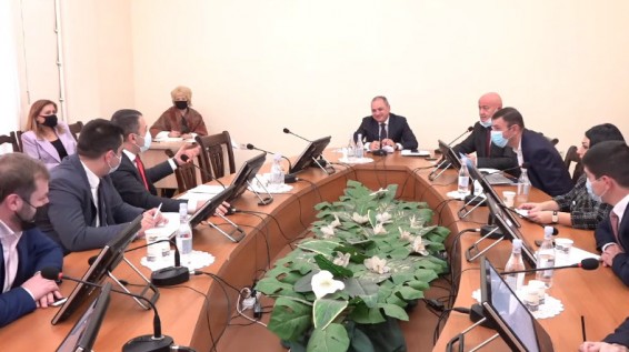 Տնտեսական հարցերի հանձնաժողովի նիստի օրակարգի 9 հարցից 4-ը երկու ամսով հետաձգվեց