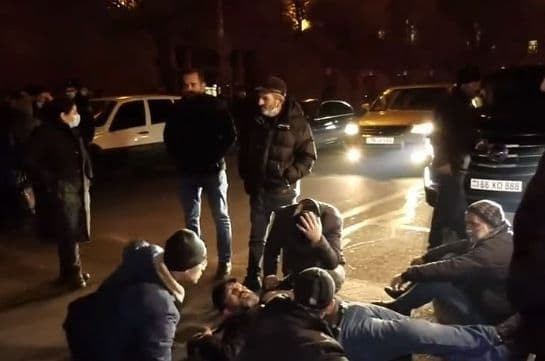 «Ալեն Սիմոնյանը գալու է, նրա հովանավորներն էլ՝ հետը»․ գերիների հարզատները ճանապարհ են փակել