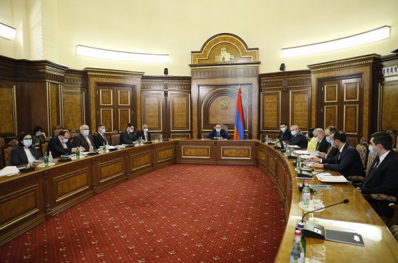 Կառավարությունում քննարկվել է 300 դպրոցի և 500 մանկապարտեզի թիրախային ծրագրի իրականացման ընթացքը