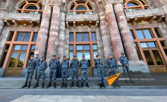 Жители приюта для бездомных провели акцию перед правительством Армении