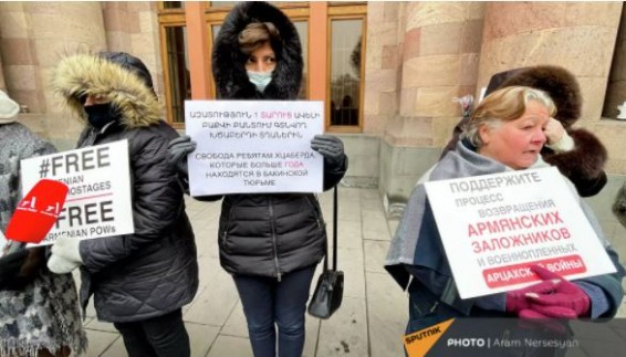 Родственники пленных солдат из Ширакской области проводят акцию протеста перед зданием Правительства