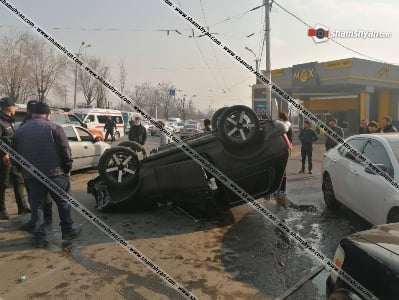 Երևանում բախվել են Kia Optima, Hyundai, «ՎԱԶ 2121» և Ford Transit մեքենաները. Niva-ն գլխիվայր շրջվել է. կա վիրավոր