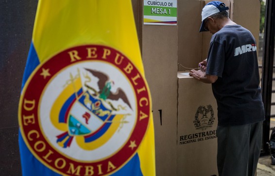 Колумбийцы проголосовали против мирного соглашения с повстанцами FARC
