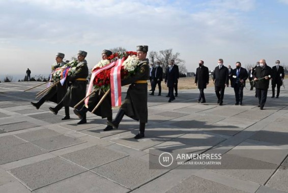 Глава МИД Австрии почтил память жертв Геноцида армян