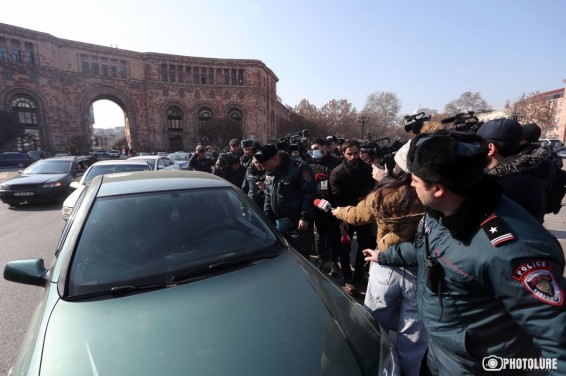 Полицейские в Ереване подвергают приводу протестующих против подорожания ОСАГО водителей