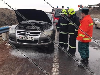 Կոտայքի մարզում՝ «Արծվի թևեր»-ի մոտ հրդեհ է բռնկվել Volkswagen Tuareg-ի շարժիչի հատվածում