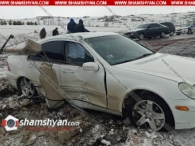 Արագածոտնում «Mercedes»-ը բախվել է բետոնե էլեկտրասյանն ու դաշտում հայտնվել․ վարորդը եւ ուղեւորները հոսպիտալացվել են