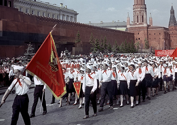 Праздник к нам приходит