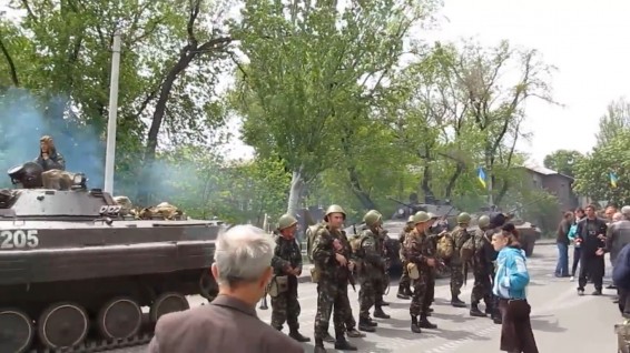 В центре Мариуполя начались бои против украинских националистов