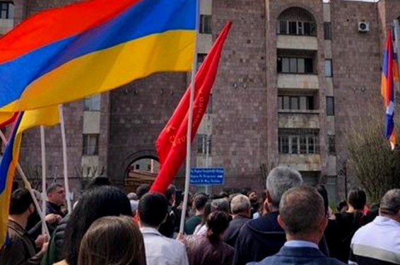 Էջմիածնում նույնպես բարձրացվեց Արցախի դրոշը