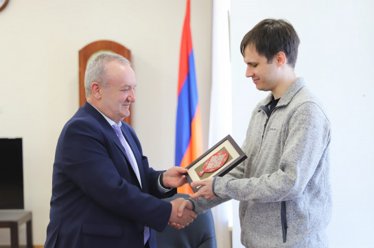 Մի խումբ անձինք ոստիկանության բաժիններում հանձնել են «Կալաշնիկովի» ինքնաձիգներ. Բերել էին Արցախից