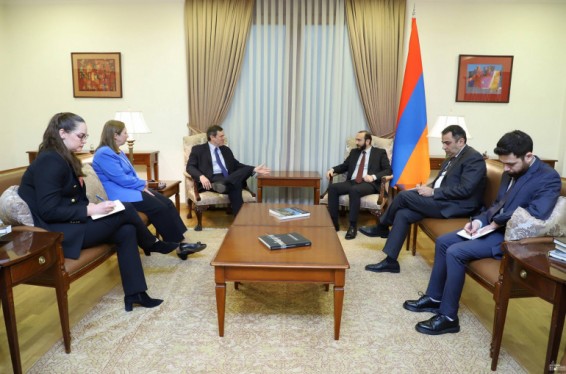 Արարատ Միրզոյանը ԵԱՀԿ ՄԽ ԱՄՆ համանախագահի հետ մտքեր է փոխանակել խաղաղության պայմանագրի շուրջ ՀՀ-ի և Ադրբեջանի միջև բանակցություններ սկսելու վերաբերյալ