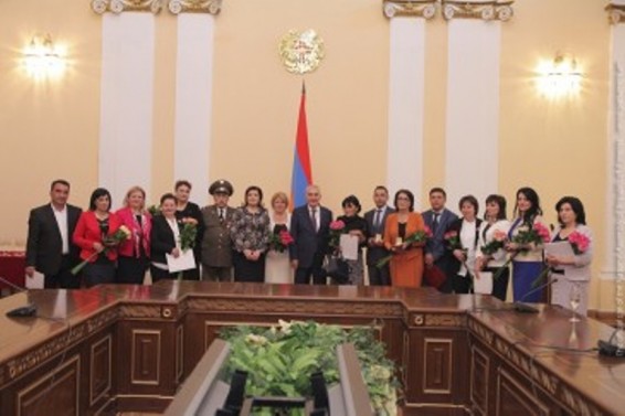 Գալուստ Սահակյանը պարգևատրել է մի խումբ մանկավարժների