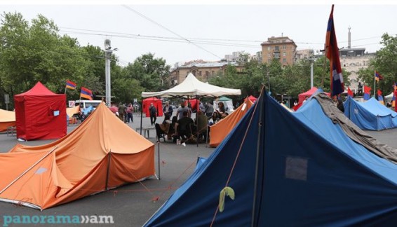 Из палатки на площади Франции в Ереване в больницу с остановкой сердца доставлен мужчина