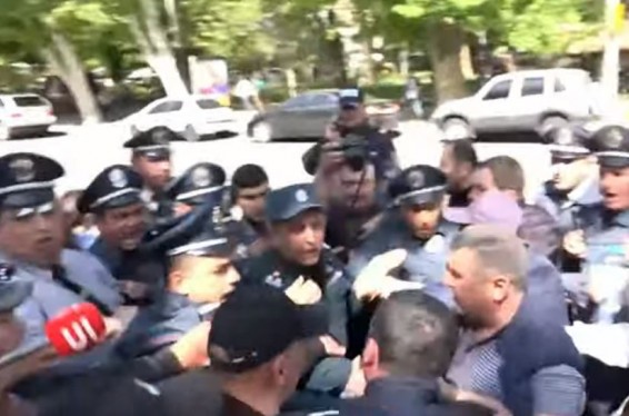 Потасовки происходят между протестующими и полицейскими