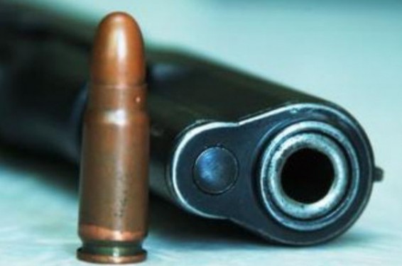 Շենգավիթում մայրը հանձնել է հանգուցյալ ազատամարտիկ որդու զենք-զինամթերքը