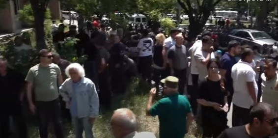 Հրմշտոց սկսվեց կառավարության 3-րդ մասնաշենքի մոտ. ոստիկաններից մեկի ինքնազգացողությունը վատացավ