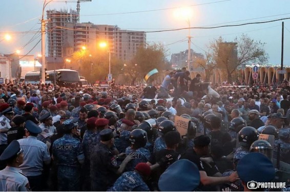 В Полиции заявили, что участники протестной акции в Ереване швыряли камни и бутылки в сотрудников правопорядка