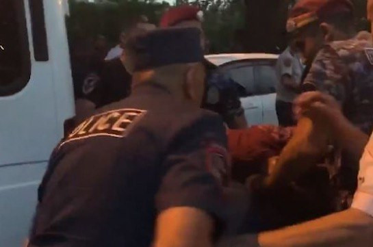 Երկու կողմնակի ոստիկաններ բռունցներով հարվածում են բերման ենթարկվող ցուցարարին. Արսեն Բաբայանը հանցագործության մասին հաղորդում է տվել