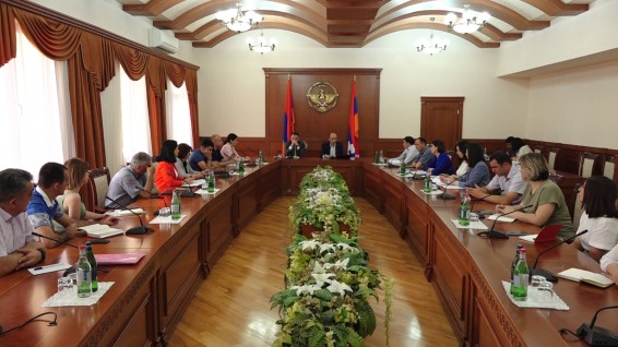 Արցախի պետնախարարն ու Մարդու իրավունքների պաշտպանը համատեղ հանդիպում են կազմակերպել տեղահանվածների ու փախստականների ներկայացուցիչների հետ