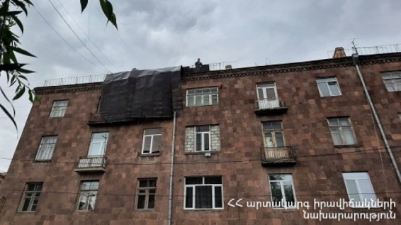 Գյումրիում քամին տանիքի թիթեղներն է պոկել