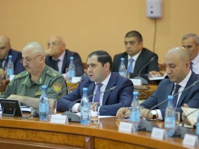 Կանխել զինծառայողների մասնակցությամբ ավտովթարները, կատարել սմարթֆոնների արգելքի հրամանները. Պապիկյանի հանձնարարականները