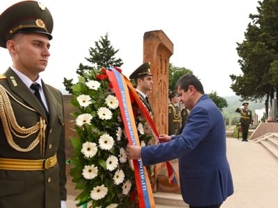 Արցախի նախագահը պետական և զինվորական բարձրաստիճան պաշտոնյաների ուղեկցությամբ այցելել է Ստեփանակերտի հուշահամալիր