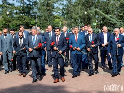 Հակոբ Արշակյանի գլխավորած պատվիրակությունը հարգանքի տուրք է մատուցել Հաղթանակի հուշահամալիրի հավերժական կրակի մոտ