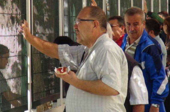 Թուրքիայում ծնողները ստիպված են ցանկապատի ճաղերի արանքից կերակրել իրենց դպրոցական երեխաներին