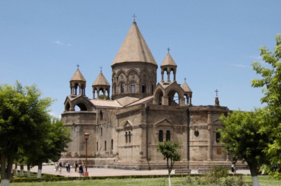 Կաթողիկոսը պաշտպանության նորանշանակ նախարարի հետ խոսել է բանակ-հասարակություն հարաբերությունների մասին
