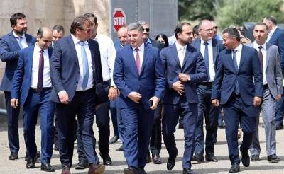 «Հրապարակ». Ինչու է ՔՊ-ական խորհրդականը հայտնվել Սյունիքի կալանավցի մարզպետի «սև ցուցակում»