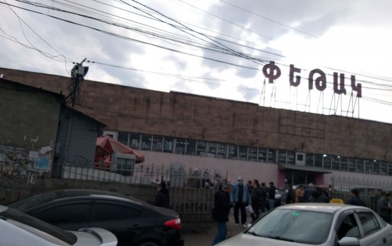 «Սուրմալու» եւ «Փեթակ» առեւտրի կենտրոնների աշխատակիցները բողոքի ակցիա են իրականացնում. ուղիղ