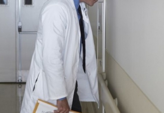 Բժշկին աշխատանքից հեռացրել են հիվանդին եկեղեցում մոմ վառելու խորհուրդ տալու համար