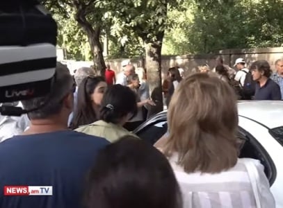 Պահանջում ենք, որ գաք ու տեր կանգնեք մեր երկրին. Զոհվածի մայրը՝ ՀՀ նախկին նախագահներին ու վեհափառին